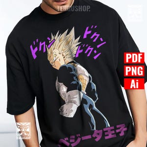 Puede incluir: Camiseta negra con un gráfico de un personaje con pelo rubio puntiagudo y una expresión decidida. El personaje lleva un atuendo azul y blanco. Texto japonés y efectos de sonido morados están impresos en la camiseta.