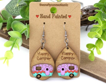 Pendientes Happy Camper, pendientes colgantes hechos a mano para acampar, sorpréndela con un regalo de joyería único pintado a mano.