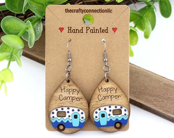Pendientes Happy Camper, pendientes colgantes hechos a mano para acampar. Sorpréndela con un regalo único de joyería pintada a mano, camper azul y blanco.
