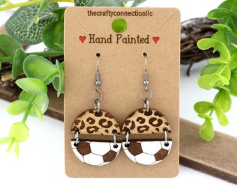 Pendientes de pelota de fútbol con estampado de guepardo, mamá de fútbol, pendientes deportivos colgantes hechos a mano, sorpréndela con un regalo de joyería único pintado a mano