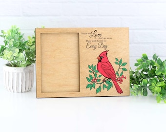 Marco de fotos conmemorativo de un cardenal: regalo de condolencias por la pérdida de un ser querido. Marco de fotos de un cardenal. Recuerdo: los que amamos no se van.