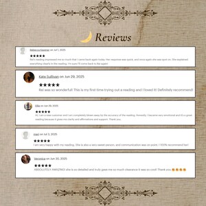 Puede incluir: Un fondo beige con adornos decorativos y la palabra "Reviews" en la parte superior. Debajo, rese&ntilde;as de clientes con nombres y fechas. Cada rese&ntilde;a incluye una calificaci&oacute;n de 5 estrellas y un testimonio escrito.
