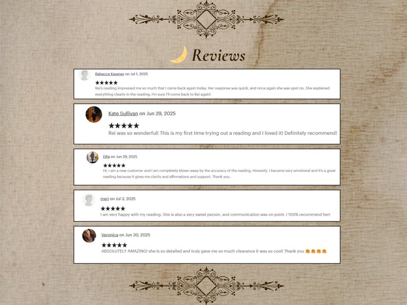 Puede incluir: Un fondo beige con adornos decorativos y la palabra "Reviews" en la parte superior. Debajo, rese&ntilde;as de clientes con nombres y fechas. Cada rese&ntilde;a incluye una calificaci&oacute;n de 5 estrellas y un testimonio escrito.