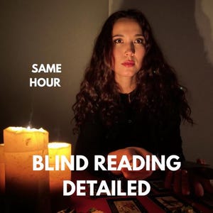 Könnte beinhalten: Eine Frau mit langen, welligen braunen Haaren sitzt an einem Tisch mit brennenden Kerzen, Tarotkarten und dem Text "SAME HOUR, BLIND READING, DETAILED." Die Szene ist schwach beleuchtet und erzeugt eine mystische Atmosphäre.