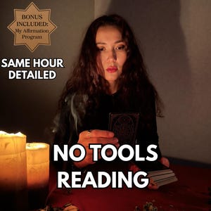 Pode incluir: Uma pessoa segurando cartas de tarô em uma sala pouco iluminada com velas e o texto "NO TOOLS READING". A imagem inclui o texto "SAME HOUR DETAILED" e um gráfico em forma de estrela que diz "BONUS INCLUDED: My Affirmation Program."