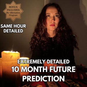 Pode incluir: Uma mulher com cabelo longo e escuro está sentada em uma mesa com velas acesas e cartas de tarô. O texto na imagem diz "Same Hour Detailed" e "Extremely Detailed 10 Month Future Prediction". Um programa de afirmação de bônus está incluído.