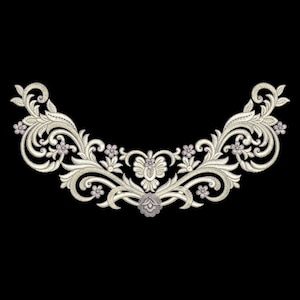 Può includere: Un ornato disegno ricamato in crema e lilla chiaro, su sfondo nero. Il design presenta motivi floreali e di foglie a spirale, creando una forma curva simmetrica. Piccoli e delicati fiori sono sparsi in tutto il design.