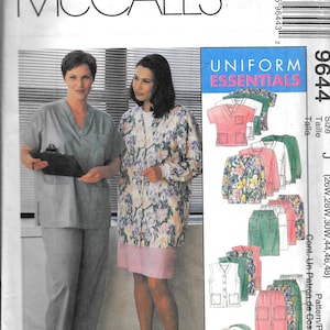 Peut inclure: Un patron de couture pour un uniforme avec une veste à imprimé floral, un haut de gommage rose et un pantalon. Le patron est pour les tailles 26W, 28W, 30W, 44, 46 et 48. Le patron s'appelle "Uniform Essentials" et est de McCall's.