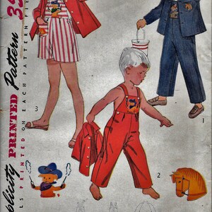 Może przedstawiać: Wzorzec szycia Simplicity vintage dla odzieży dziecięcej. Wzór zawiera instrukcje dotyczące czerwonej spódnicy w biało-czerwone paski i czerwonej kurtki dla dziewczynki, niebieskiej kurtki i spodni dla chłopca oraz czerwonych ogrodniczek dla chłopca. Numer wzoru to 4059, a cena to 35 centów.