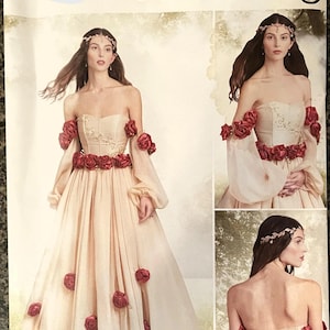 Peut inclure: Patron de couture Simplicity Costumes R11852 pour une robe avec un corsage ajusté, un décolleté épaules dénudées et des manches longues. La robe présente un motif floral avec des roses rouges et un dos à lacets.