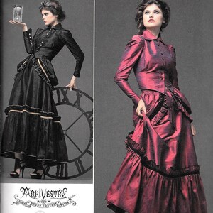 Op de afbeelding: Simplicity naaipatroon nummer 2207 voor een twee-delige outfit. Het patroon omvat een lang mouwig, knoopsluiting bovenstuk met een gerimpelde kraag en een lange rok met meerdere ruches. Het model aan de linkerkant draagt een zwarte outfit, terwijl het model aan de rechterkant een bordeauxrode outfit draagt. Het patroon is verkrijgbaar in de maten HH 6, 8, 10 en 12, wat overeenkomt met de Europese maten 32-38 en de Franse maten 34-40.