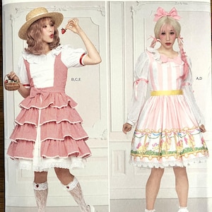 以下が含まれることがあります： Simplicity Costumesの縫製パターン番号S9735は、2つのドレス用です。最初のドレスは、白のレースのトリムと白のリボンが付いた赤と白のギンガムチェックのドレスです。2番目のドレスは、白のレースのトリムとカルーセルのプリントが付いたピンクと白のストライプのドレスです。