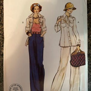 Puede incluir: Patrón de costura vintage Vogue para un traje de pantalón para mujer. El patrón es para las tallas 8-10-12-14-16. El patrón incluye dos estilos diferentes, uno con una camisa de manga larga y el otro con una camisa de manga corta. El patrón es una reedición de un diseño de 1975.