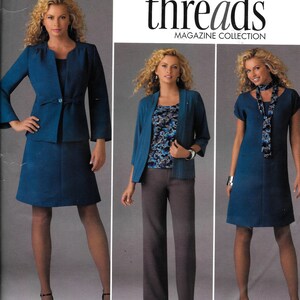 Puede incluir: Un patrón de costura para una chaqueta, pantalones y un vestido. El patrón es para las tallas 20W-28W. El patrón es de la colección Simplicity Threads Magazine.