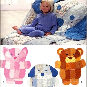 Puede incluir: Un patrón de manualidades Simplicity para hacer tres animales de peluche de patchwork: un gato rosa y blanco, un perro azul y blanco y un oso marrón y naranja. El patrón es para una sola talla e incluye instrucciones para hacer los animales.