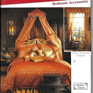 Op de afbeelding: Een Simplicity-naaipatroon voor slaapkamerdecoratie, met een hemelbed met een goud-oranje bedovertrek met patroon, kussens en een volant. Het patroon bevat instructies voor het maken van een hemel, een dekbedovertrek, een stofkap, kussenslopen, kussens, een volant, zijpanelen en banden. Het patroon is afgewerkt met Conso-bies.