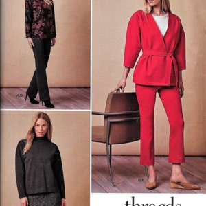 Pode incluir: Um padrão de costura para roupas femininas, Simplicity padrão R10034. O padrão inclui três estilos diferentes: uma blusa com estampa em preto e branco com calças pretas, uma blusa vermelha com cinto e calças vermelhas combinando, e uma blusa de gola alta cinza com uma saia cinza.