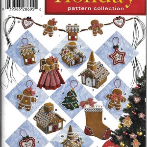 Könnte beinhalten: Eine Simplicity Holiday-Schnittmuster-Kollektion mit 12 verschiedenen Weihnachtsanhängern zum Nähen. Die Anhänger umfassen ein Lebkuchenhaus, einen Lebkuchenmann, einen Weihnachtsbaum, einen Strumpf, einen Stern, einen Engel und ein Herz. Das Schnittmuster ist für eine Größe.