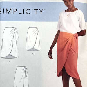Pode incluir: Um padrão de costura para uma saia de envoltório. O padrão inclui três vistas diferentes da saia, uma com um laço, uma com botões e uma com um laço e um botão. O padrão é da Simplicity e tem o número R10430.