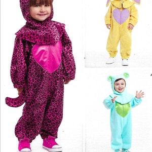 Puede incluir: Un patrón de costura para disfraces de niños. El patrón incluye tres disfraces diferentes: un leopardo rosa, un conejito amarillo y una rana azul. El patrón es para las tallas 1/2-4.