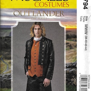 Puede incluir: Un patrón de costura para un traje de hombre de la serie de televisión "Outlander." El patrón es para una chaqueta, un chaleco y un pantalón. El patrón es para las tallas 38-40-42-44. El patrón es de McCall's Costumes.