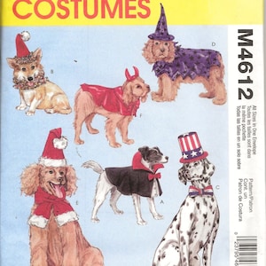 Puede incluir: Un patrón de costura para cinco disfraces de perro. Los disfraces incluyen una bruja, un diablo, un vampiro, un Papá Noel y un tema patriótico. El patrón se llama McCall's Costumes M4612.