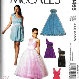 Puede incluir: Patrón de costura McCall's para un vestido, talla AAX (4-6-8-10). El patrón incluye cuatro estilos de vestidos diferentes: un vestido corto de un solo hombro con un escote con volantes, un vestido largo y fluido con un escote con volantes, un vestido corto de un solo hombro con un corpiño ajustado y un vestido corto de cuello en V con un corpiño ajustado. El patrón está impreso en papel blanco con texto negro e ilustraciones.