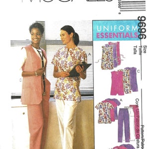 Peut inclure: Un patron de couture pour un uniforme avec un haut et un pantalon à imprimé floral. Le patron comprend des instructions pour les tailles petites et des conseils pour le surjet/surfiletage. Le numéro du patron est 9696.