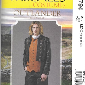 Peut inclure: Un patron de couture pour un costume masculin de la série télévisée "Outlander." Le patron est pour les tailles MQQ (46-48-50-52). Le patron montre un homme portant une veste noire, un gilet marron et un pantalon noir.