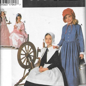 Puede incluir: Un patrón de costura para tres disfraces de niños. El patrón es para un vestido colonial, un vestido de peregrino y un vestido de niña colonial. El patrón es de Simplicity Costumes y el número de patrón es 708.