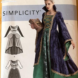Puede incluir: Un patrón de costura Simplicity para un disfraz. El patrón incluye tres estilos diferentes de vestidos: un vestido largo y fluido con un corpiño de terciopelo y una falda verde, un vestido más corto con un corpiño con cordones y una falda con volantes, y un vestido sencillo con un corpiño con cordones y una falda con un bolsillo. El patrón está etiquetado como "S9166.wmt" y "COSTUME".