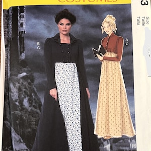 Könnte beinhalten: McCall's Costumes Schnittmuster mit zwei historischen Kostümdesigns. Ein Design umfasst einen langen schwarzen Mantel über einem Kleid mit Blumenmuster. Das andere Design ist ein langes Kleid mit Bolero-Jacke.