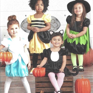 Peut inclure: Un patron de couture Simplicity pour quatre costumes d'Halloween pour enfants de taille 1/2-4. Le patron comprend un costume d'abeille, de sorcière, de chat et de princesse. Le patron est illustré avec des photos d'enfants portant les costumes.