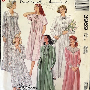 Może przedstawiać: Vintage wzór krawiecki McCall's z ilustracjami różnych szlafroków i koszul nocnych dla kobiet. Wzór zawiera projekty z nadrukami kwiatowymi, jednolitymi kolorami i dekoracyjnymi detalami. Tekst "Easy McCall's" znajduje się na górze.
