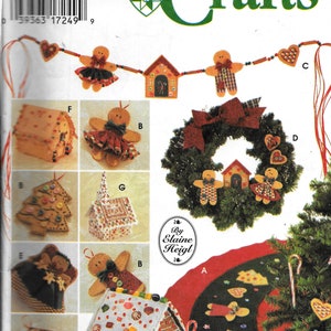 Simplicity 9768/5891 Adornos navideños de jengibre, guirnalda de medias, falda de árbol, patrón de costura de Elaine Heigl sin cortar