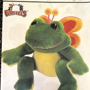 Op de afbeelding: Een Simplicity naaipatroon voor een groen en geel vlinder-kikker pluche speelgoed. Het patroonnummer is 7206 en het patroon heet "Butterfrog Butterfly and Frog/Papillon et Grenouille".