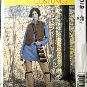 Könnte beinhalten: Ein Schnittmuster für ein Kostüm, McCall's Costumes M8018, mit einer Frau, die eine braune Weste, einen blauen Rock und braune Stiefel trägt. Das Schnittmuster enthält Anleitungen zum Nähen einer Weste, eines Rocks und Stiefel.