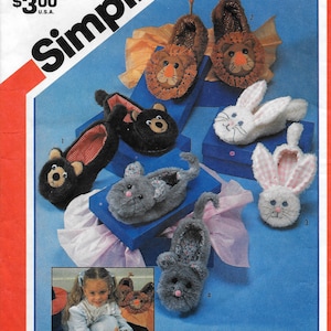 Könnte beinhalten: Ein Simplicity-Schnittmuster zum Nähen von Kinderschuhen. Das Schnittmuster zeigt fünf verschiedene Stile von Hausschuhen: Löwe, Bär, Hase, Katze und ein weiterer Hase. Die Schnittmuster-Nummer ist 6231 und der Preis beträgt 3,00 $.