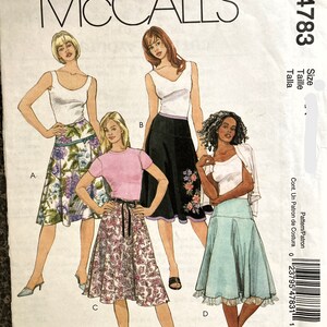 Pode incluir: Um padrão de costura para uma saia com quatro estilos diferentes. O padrão é da McCall's e o número do padrão é M4783.