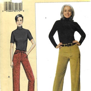 Può includere: Modello di cucito per abbigliamento femminile, con dolcevita e pantaloni. Il modello include due varianti: una con pantaloni rossi fantasia e top a maniche corte, e un'altra con pantaloni verde oliva e top a maniche lunghe. Il numero del modello è 7608.