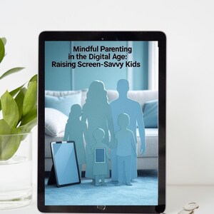 Op de afbeelding: Een tablet toont de tekst "Mindful Parenting in the Digital Age: Raising Screen-Savvy Kids" met een familiesilhouet. Een kleine tablet staat op de voorgrond. De afbeelding staat op een wit oppervlak met een plant en een zilveren clip.