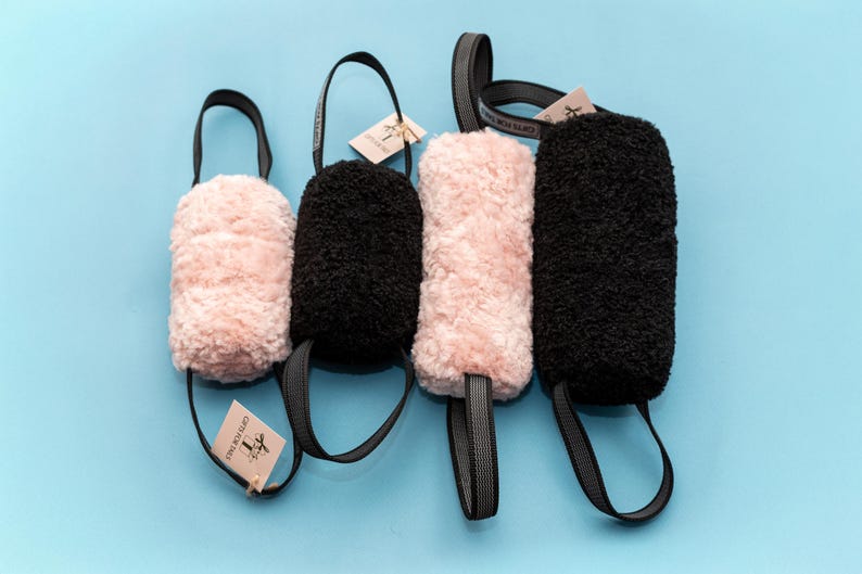 Giocattolo da tiro soffice per cani - Cuscino da addestramento resistente con manici antiscivolo / Rosa (morbido) e Nero (riccio) / Gioco quotidiano o addestramento IGP immagine 1