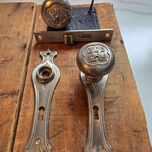 Ensemble de poignées de porte antiques Corbin St. Johns en laiton plaqué nickel - Quincaillerie de serrure à larder