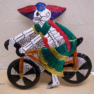 Grande Tôle Peinte Jour des Morts Catrina Squelette Femme à Vélo - Mexique