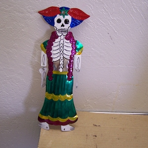 Grande Tôle Peinte Jour des Morts Articulé Catrina Squelette Fancy Lady - Mexique