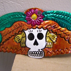 Ornement de Catrina à tête de squelette de femme morte en étain peint - Mexique