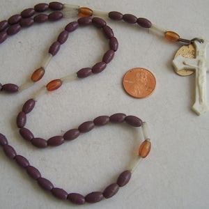 Rosario con perline di plastica color marrone e medaglia allegata - Messico