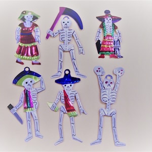 Lot de 6 différents ornements de squelette peints en étain le jour des morts - Mexique