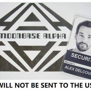 Könnte beinhalten: Das Bild zeigt ein grafisches Design mit dem Text "MOONBASE ALPHA" und einen Sicherheitsausweis. Der Ausweis zeigt ein Foto, das Wort "SECURITY" und den Namen "ALEX DELCOURT". Der Text "WILL NOT BE SENT TO THE USA" ist ebenfalls vorhanden.