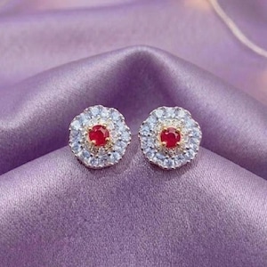 Orecchini a lobo da donna con rubino rosso e pavé di diamanti, placcati in argento oro 14 carati, elegante regalo di gioielleria.
